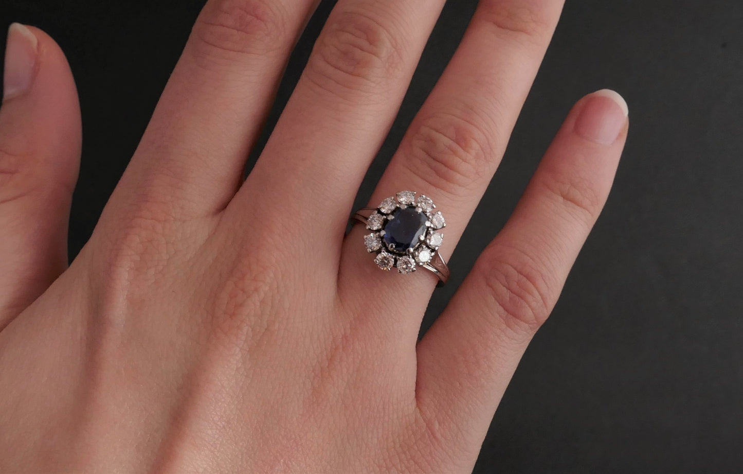 Bague Ornée d'Un Saphir Entourage Diamants