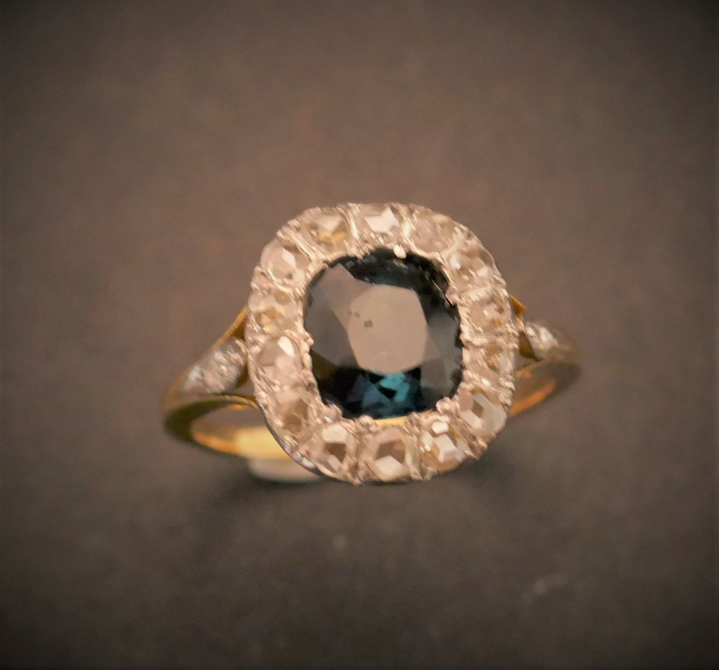 Bague Ornée d'Un Saphir Et Diamants Taille Rose, Or et Platine