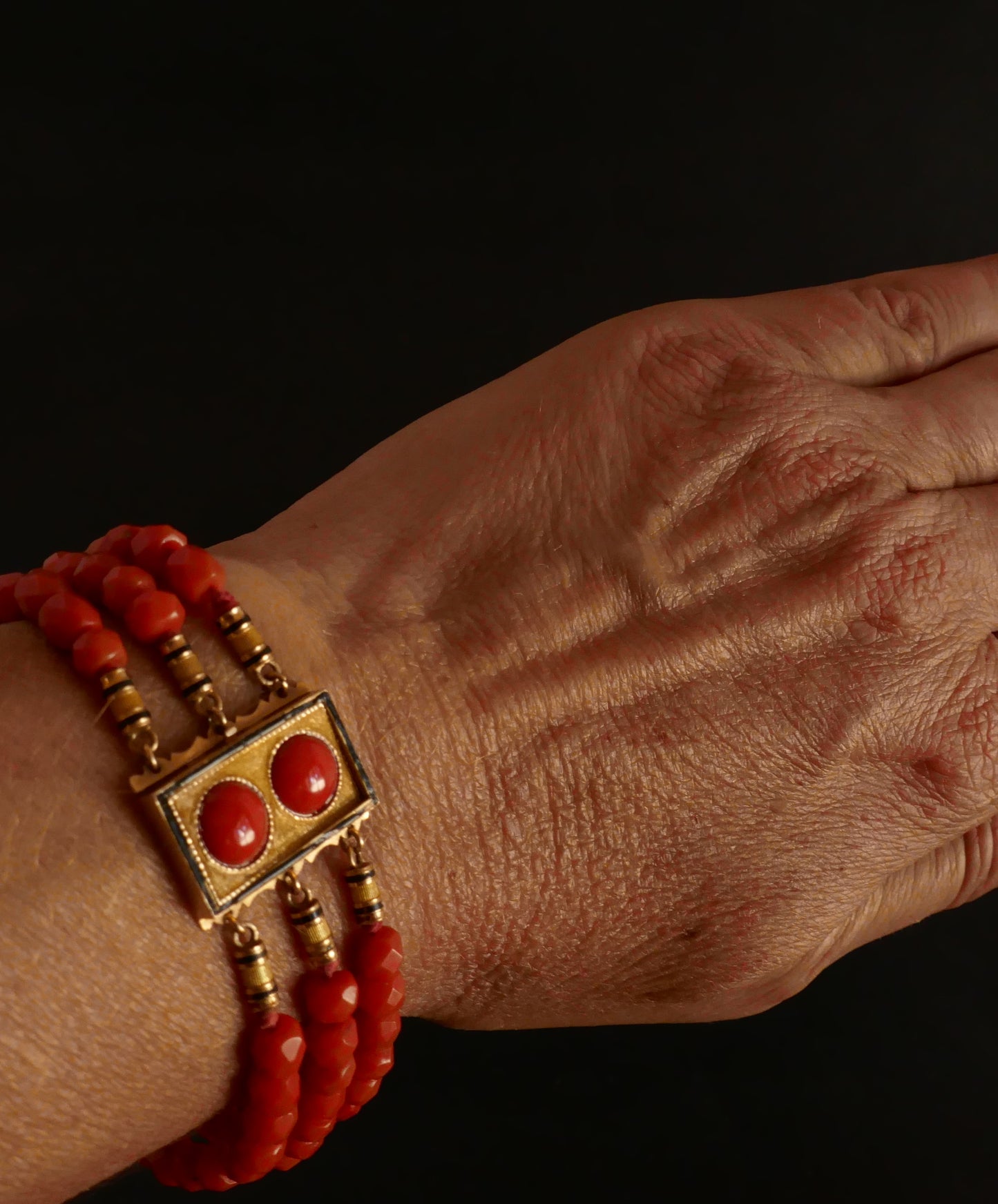 Bracelet En Corail Facetté, Fermoir Orné De Cabochon, Or 18k