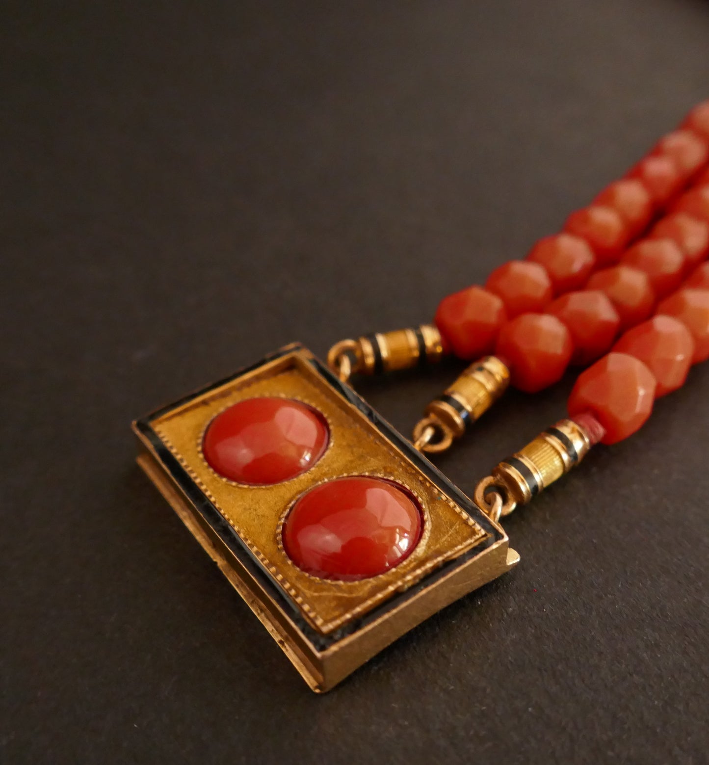 Bracelet En Corail Facetté, Fermoir Orné De Cabochon, Or 18k