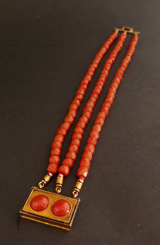 Bracelet En Corail Facetté, Fermoir Orné De Cabochon, Or 18k