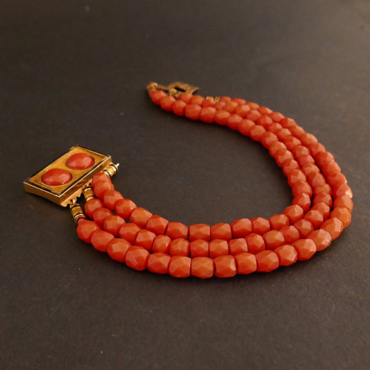 Bracelet En Corail Facetté, Fermoir Orné De Cabochon, Or 18k