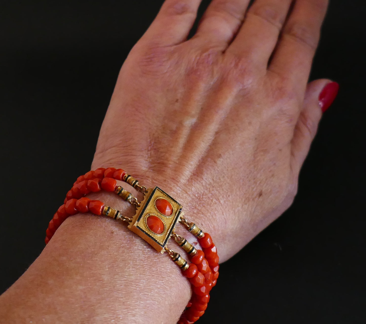 Bracelet En Corail Ancien Facetté, Fermoir Orné De Cabochon, Or 18k
