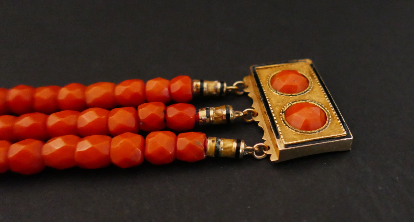 Bracelet En Corail Ancien Facetté, Fermoir Orné De Cabochon, Or 18k