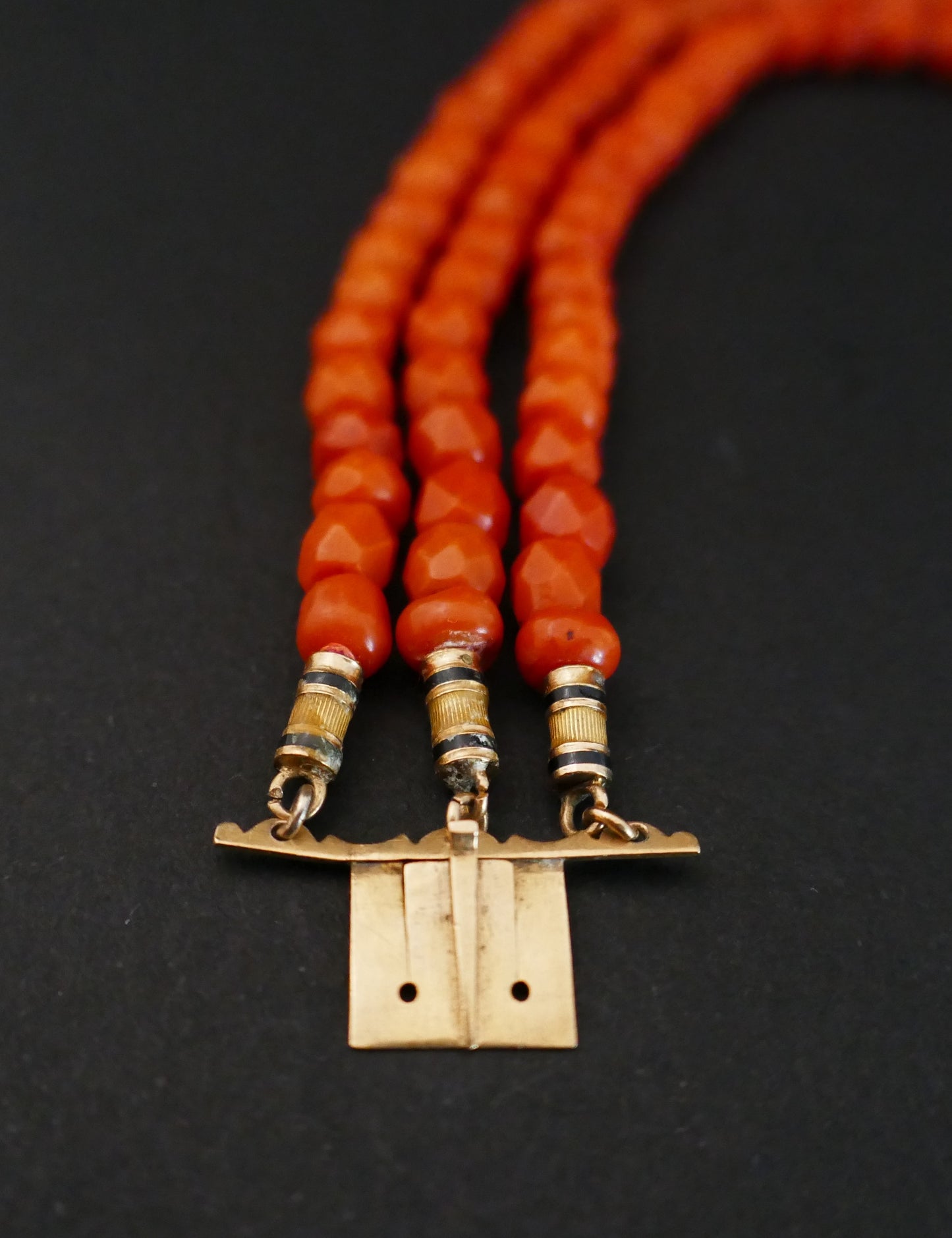Bracelet En Corail Ancien Facetté, Fermoir Orné De Cabochon, Or 18k
