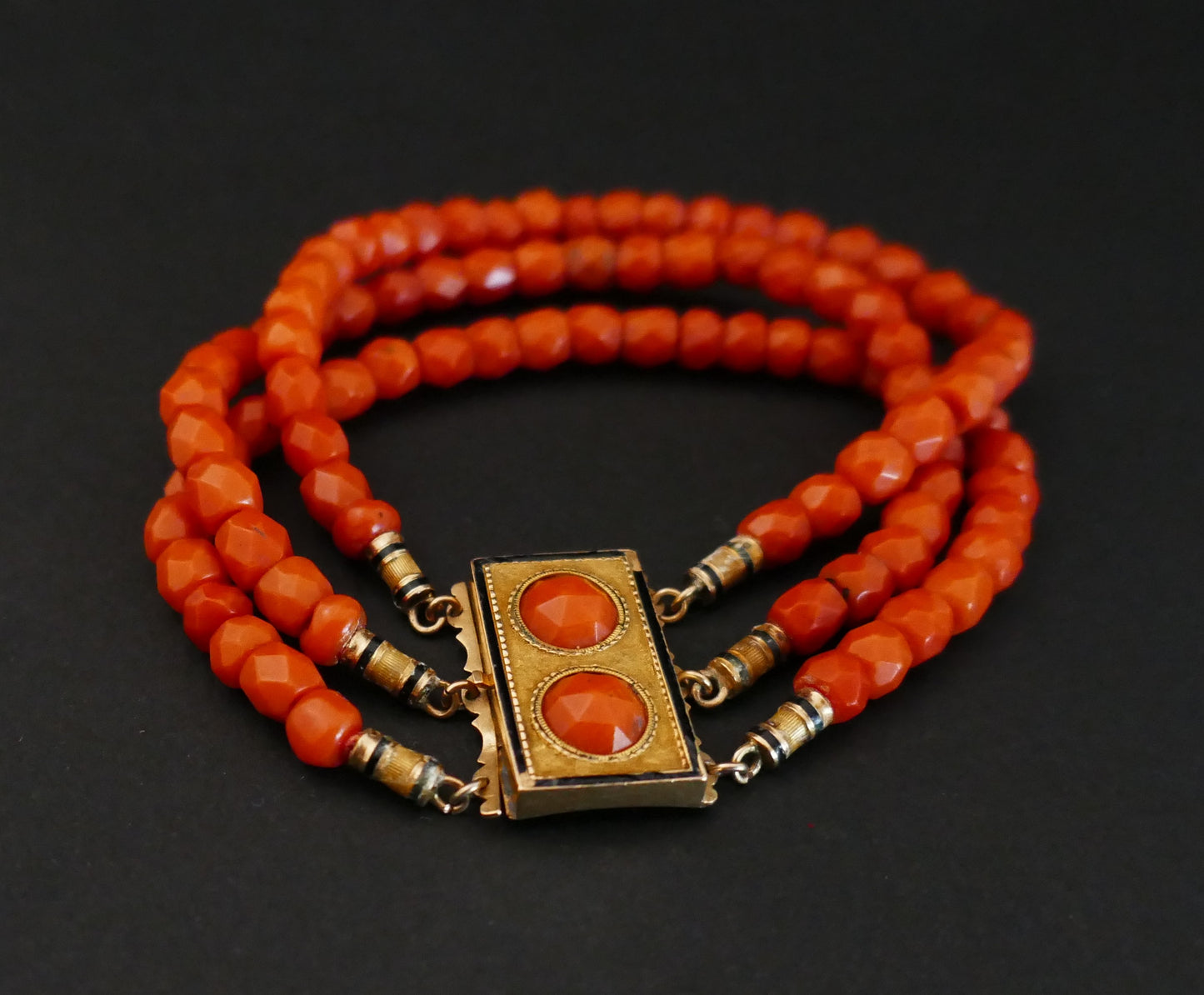 Bracelet En Corail Ancien Facetté, Fermoir Orné De Cabochon, Or 18k