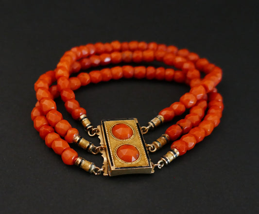 Bracelet En Corail Ancien Facetté, Fermoir Orné De Cabochon, Or 18k