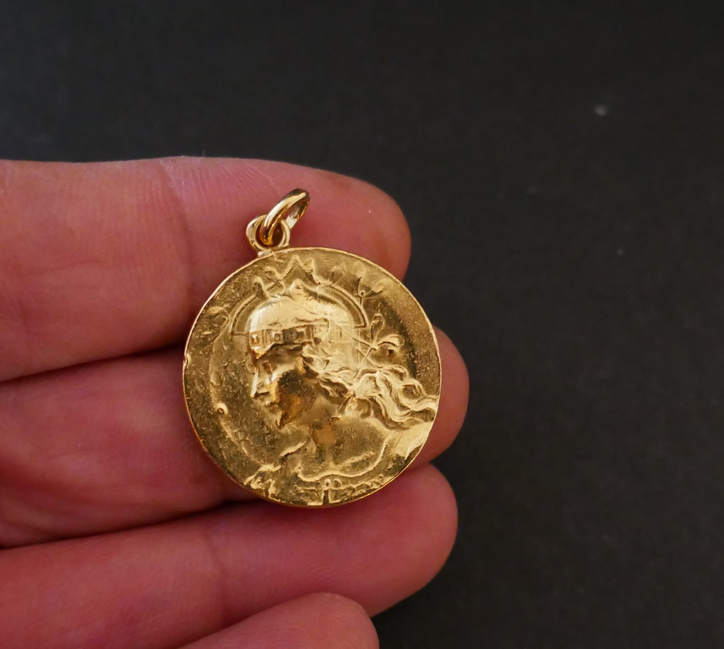Médaille Représentant Une Femme Casquée