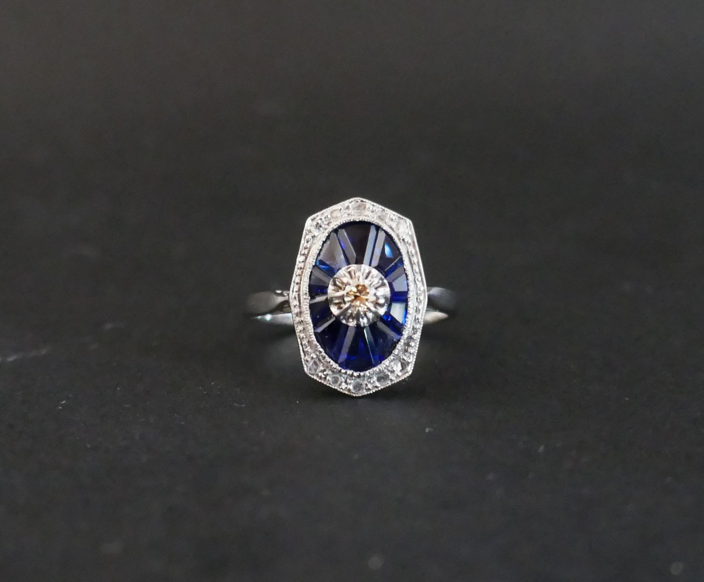 Bague Art Déco Sertie De Diamants Et Saphirs Calibrés, or et platine