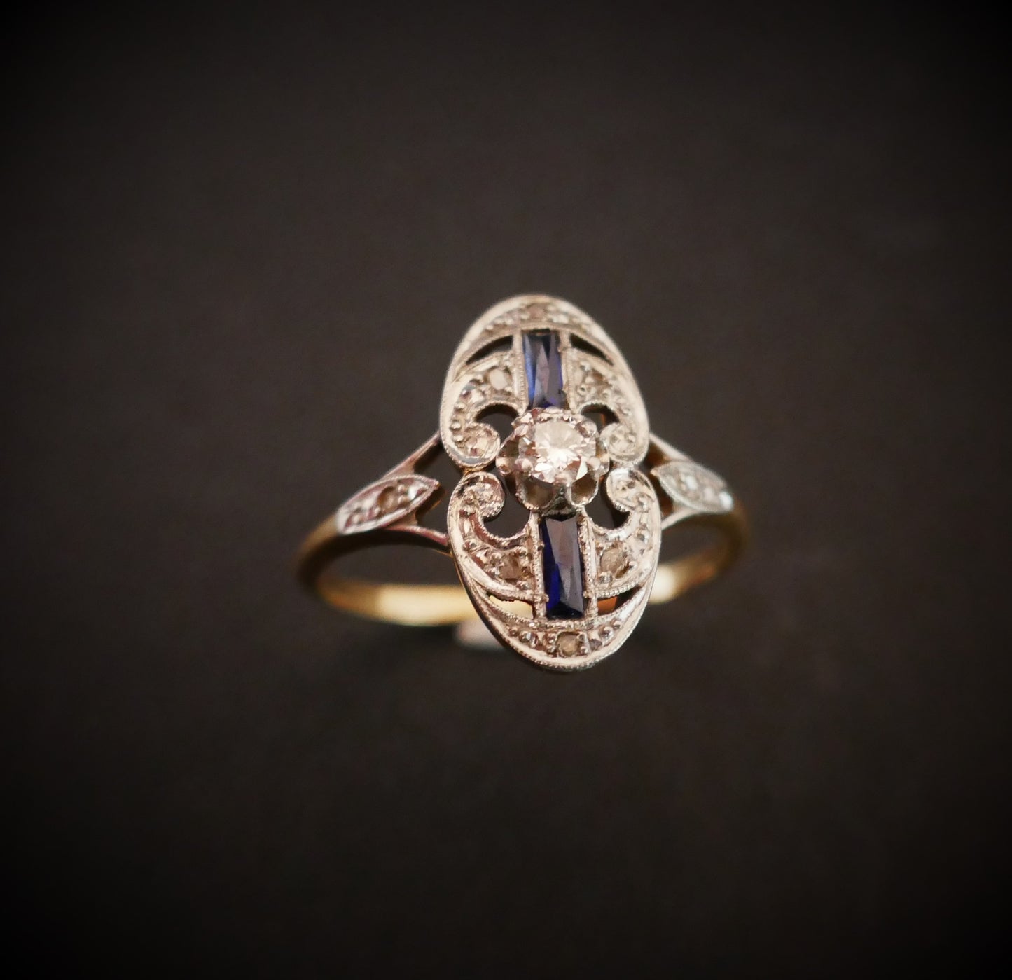 Bague Art Déco Diamants Et Saphirs Calibrés, Or 2 Tons
