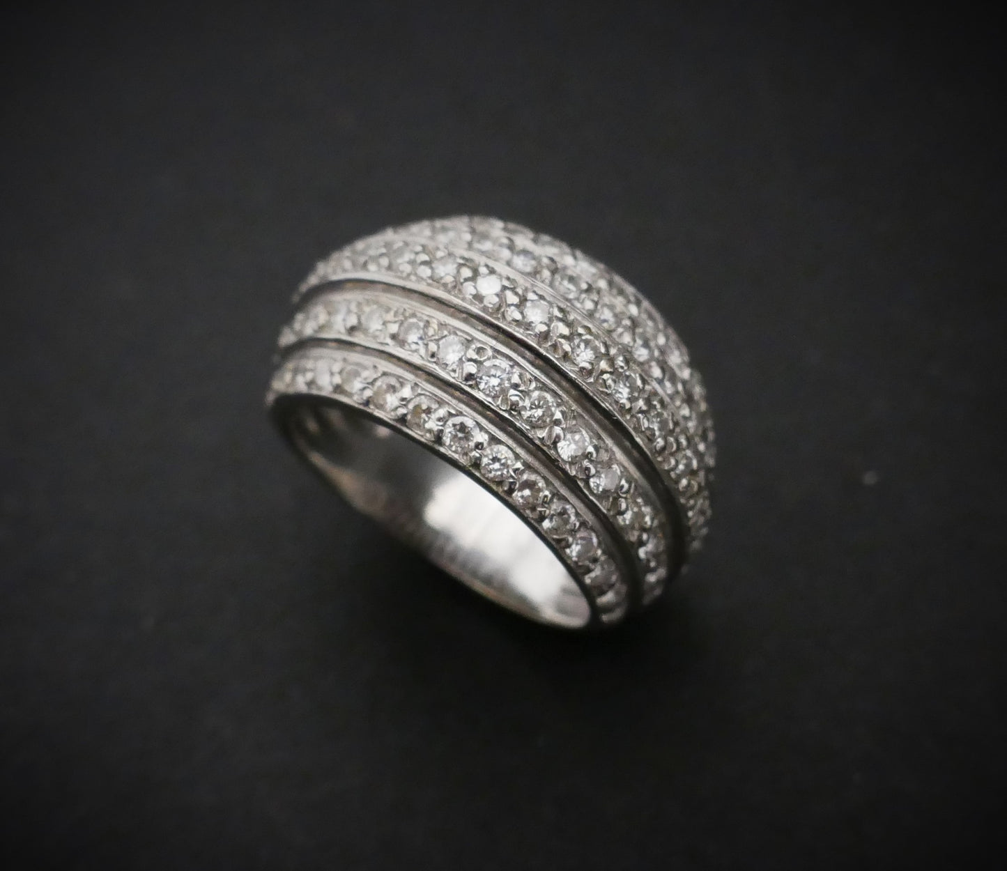 Bague à Gradins Sertie De Diamants