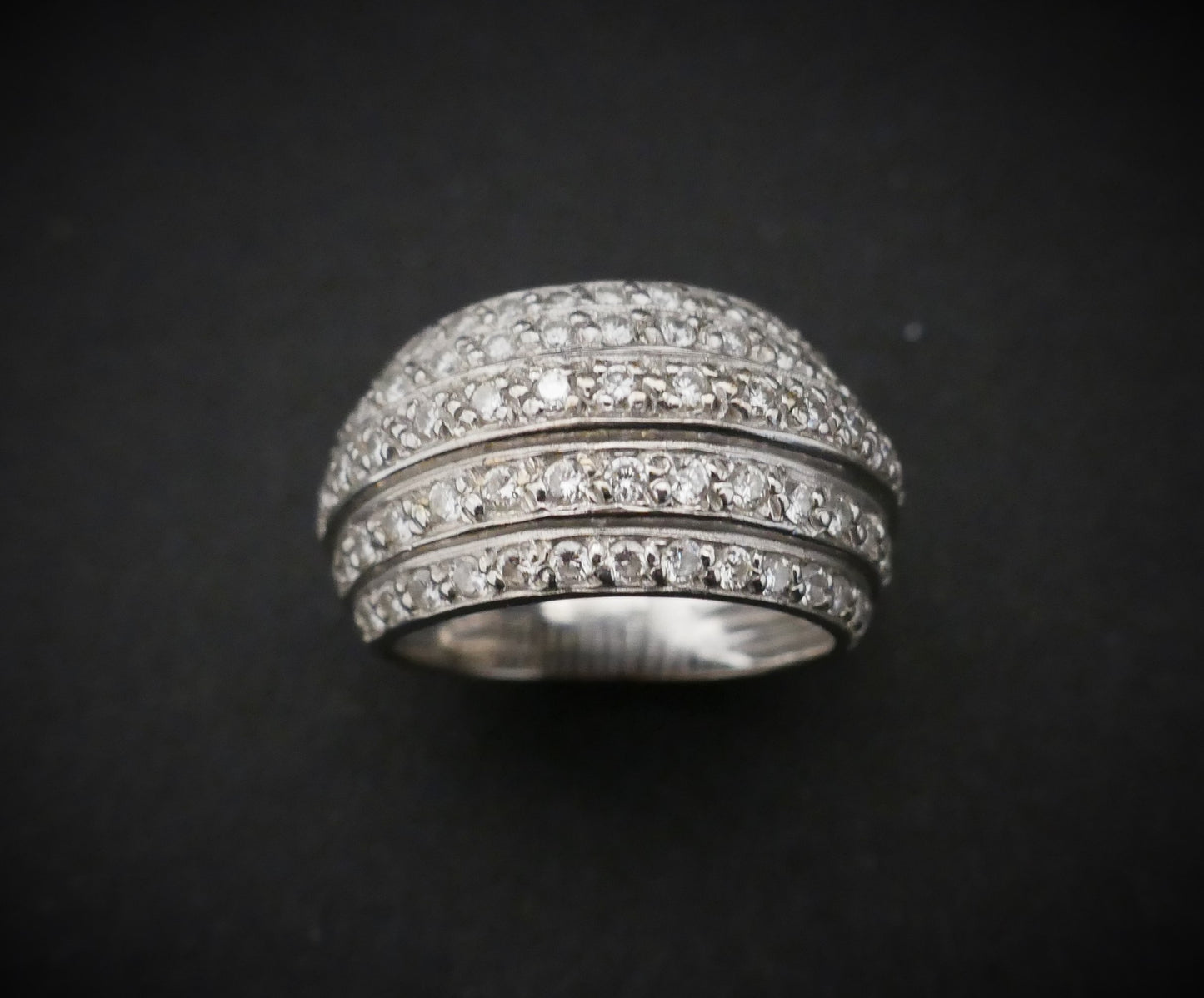 Bague à Gradins Sertie De Diamants