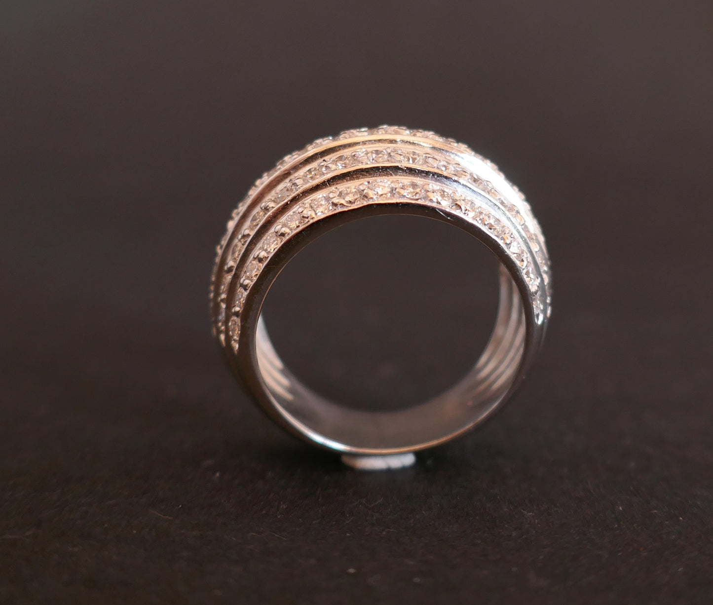 Bague à Gradins Sertie De Diamants