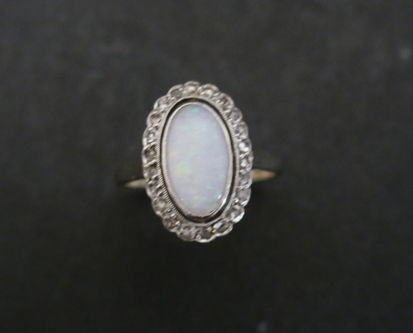 Bague Sertie d'Une Opale, entourage Diamants