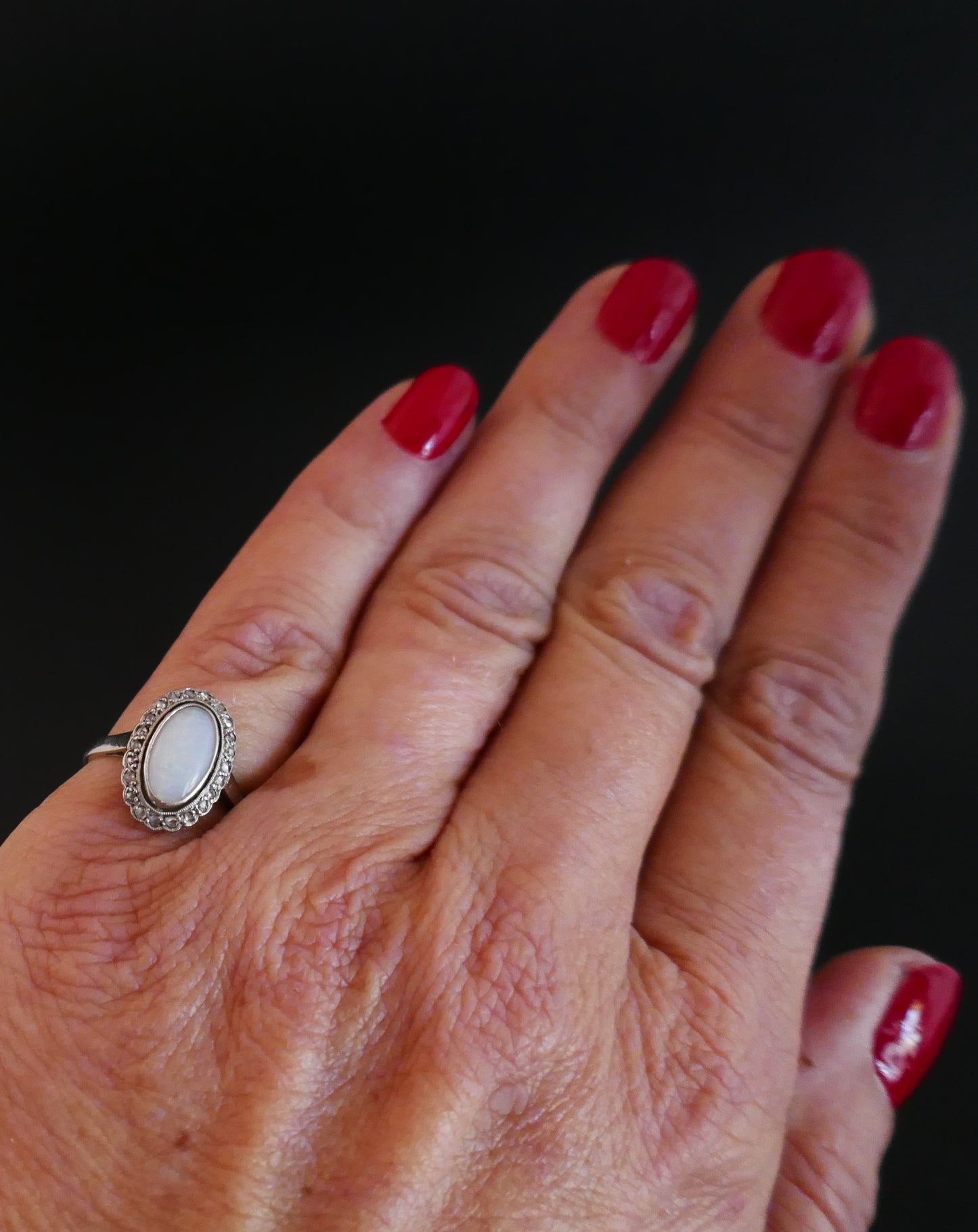 Bague Sertie d'Une Opale, entourage Diamants