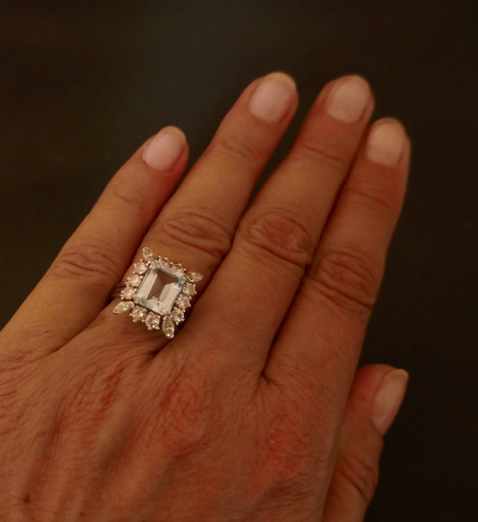 Bague ornée d'une Aigue Marine et diamants, époque Art Déco
