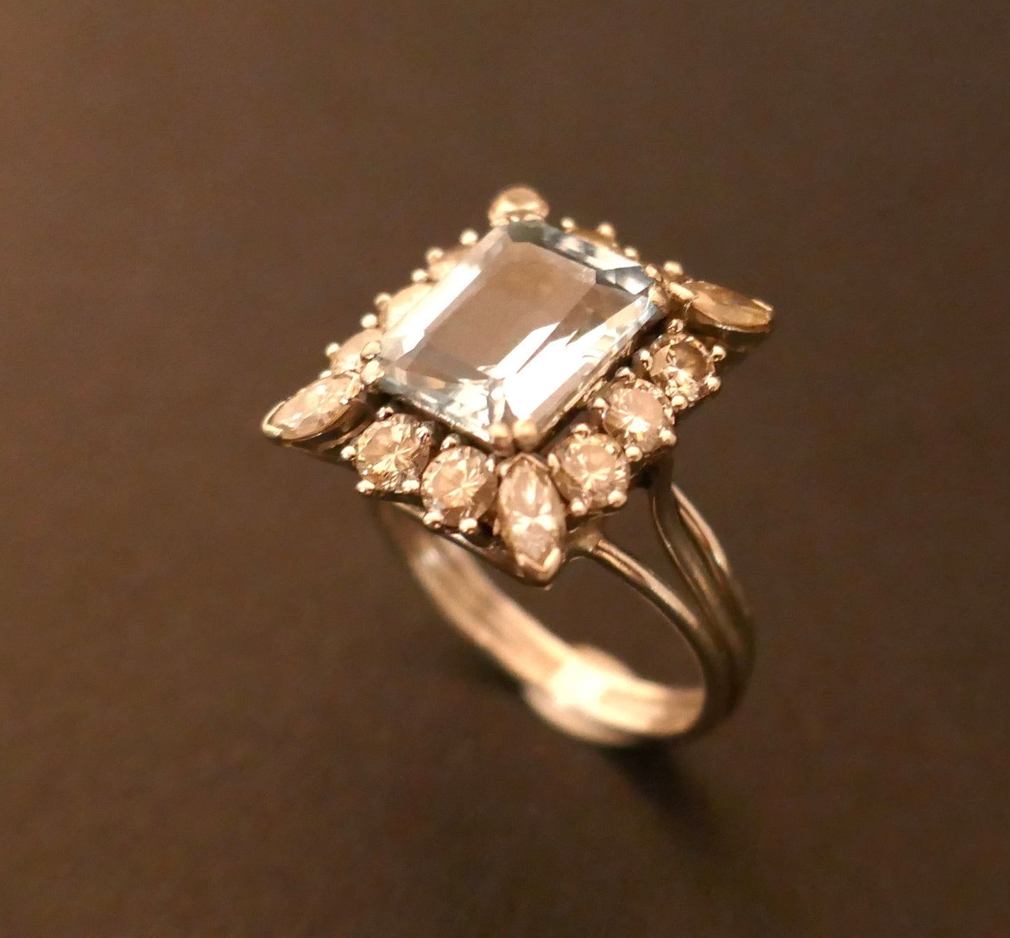 Bague ornée d'une Aigue Marine et diamants, époque Art Déco
