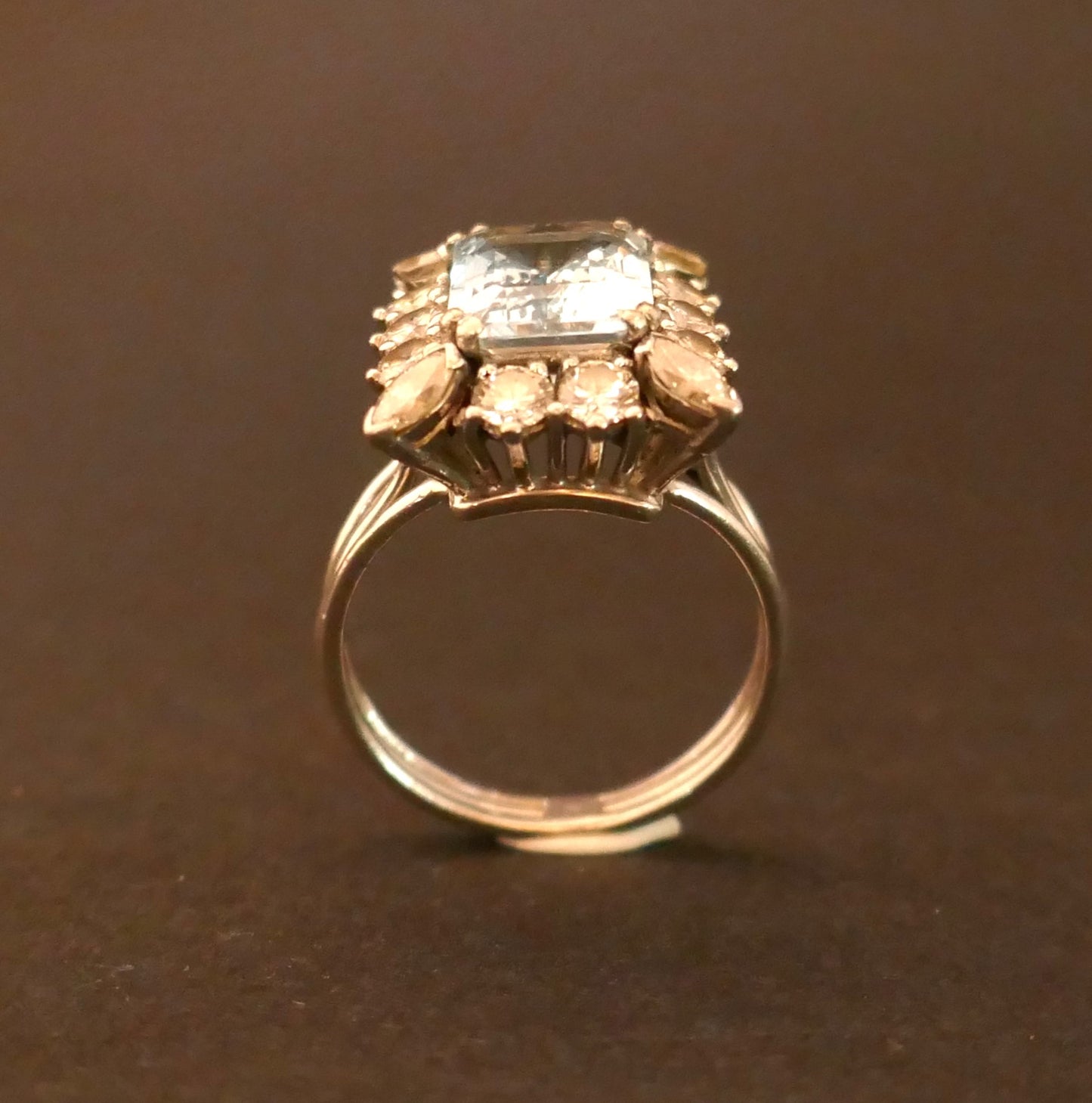 Bague ornée d'une Aigue Marine et diamants, époque Art Déco