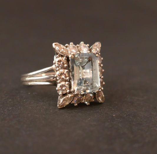 Bague ornée d'une Aigue Marine et diamants, époque Art Déco