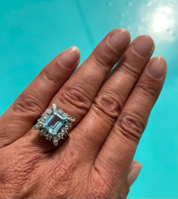 Bague ornée d'une Aigue Marine et diamants, époque Art Déco
