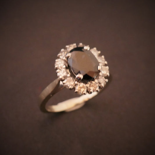 Bague Saphir Entourage Diamants, Or Blanc 18 Carats