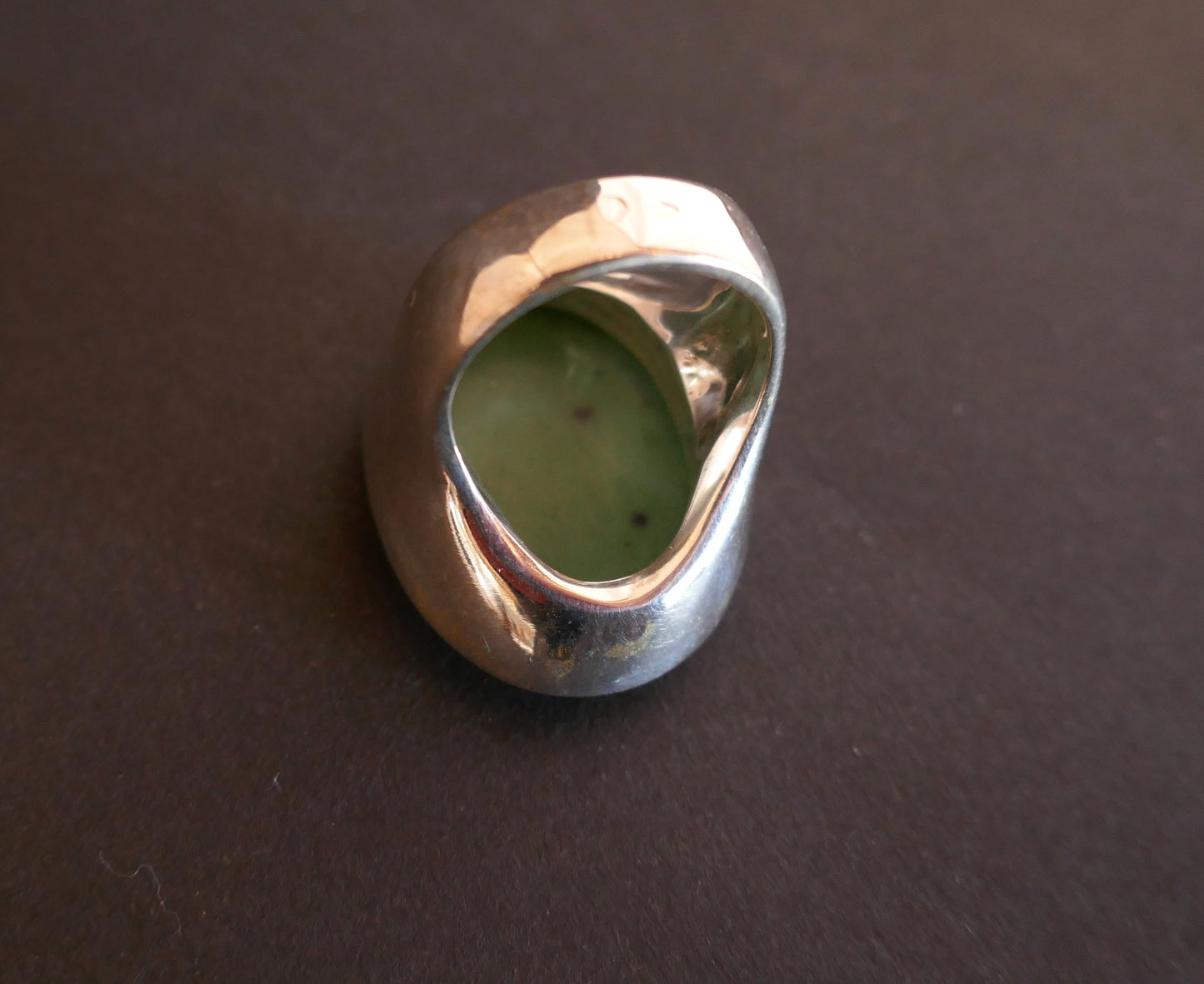 Importante bague sertie d'un cabochon de jade