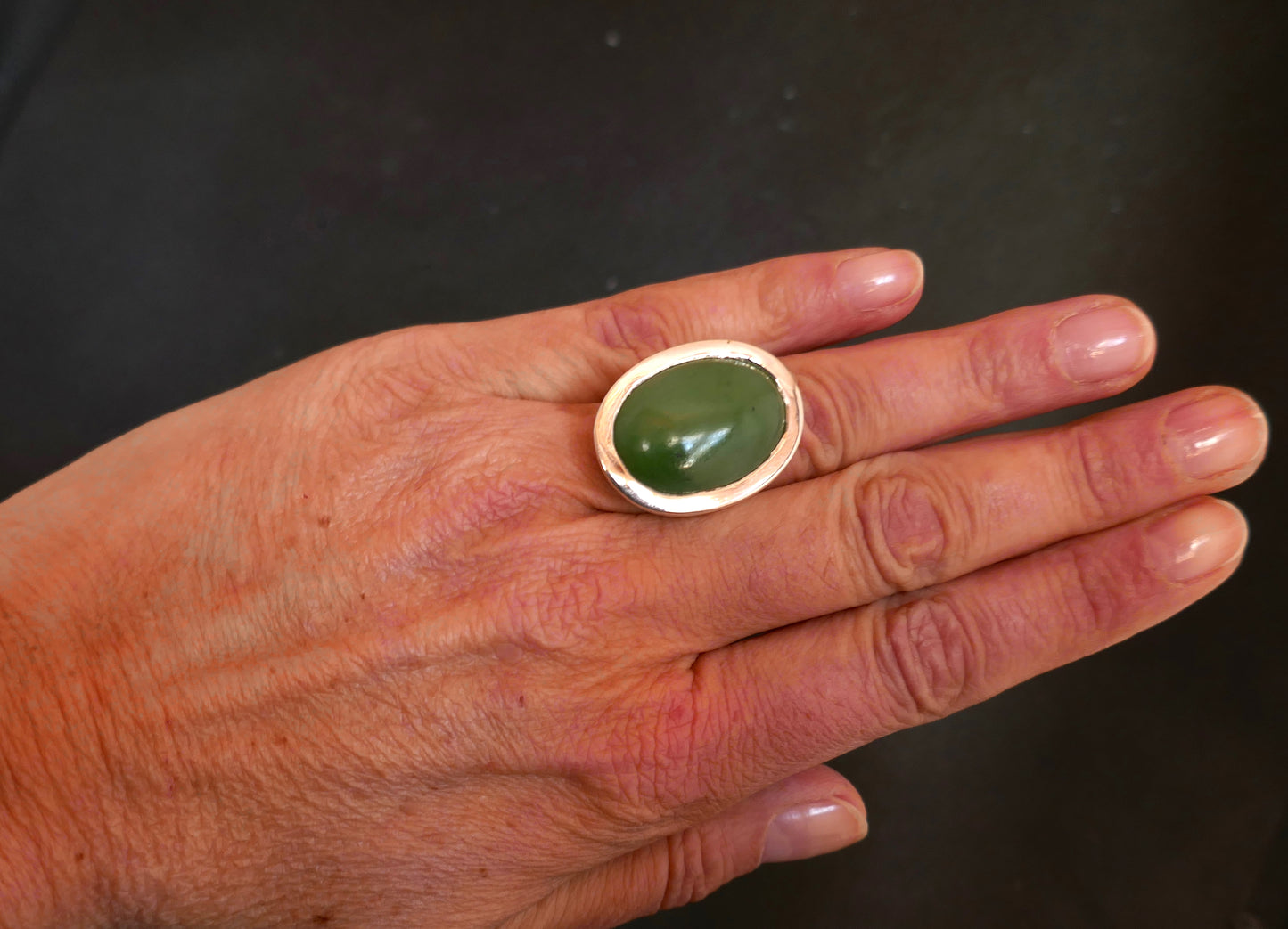 Importante bague sertie d'un cabochon de jade