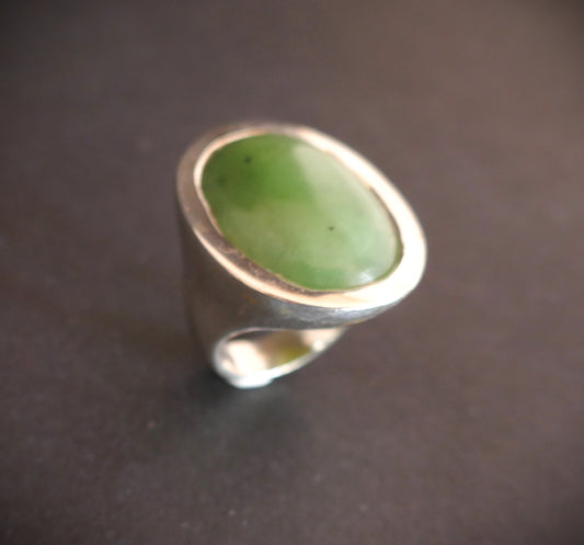 Importante bague sertie d'un cabochon de jade