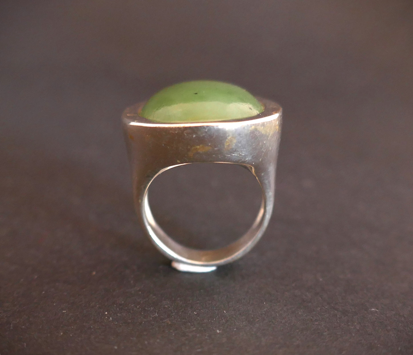 Importante bague sertie d'un cabochon de jade