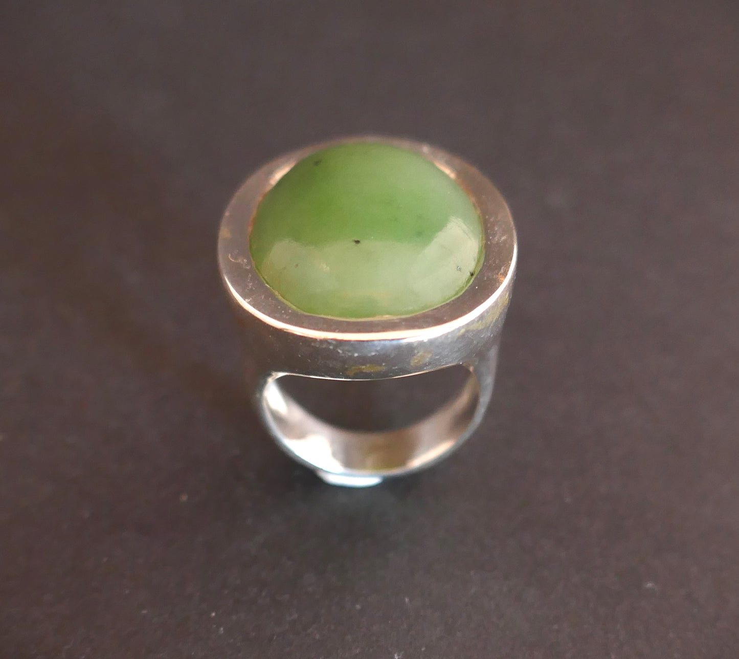 Importante bague sertie d'un cabochon de jade
