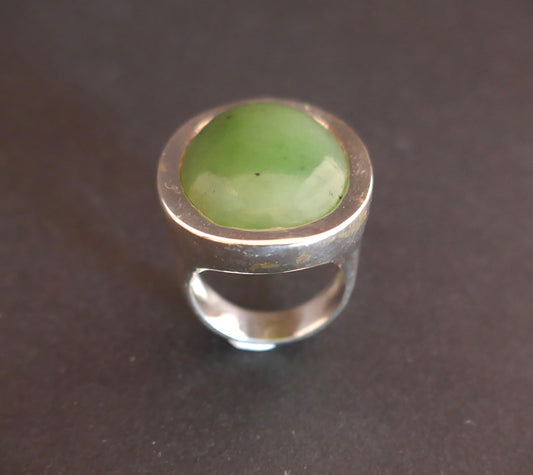 Importante bague sertie d'un cabochon de jade