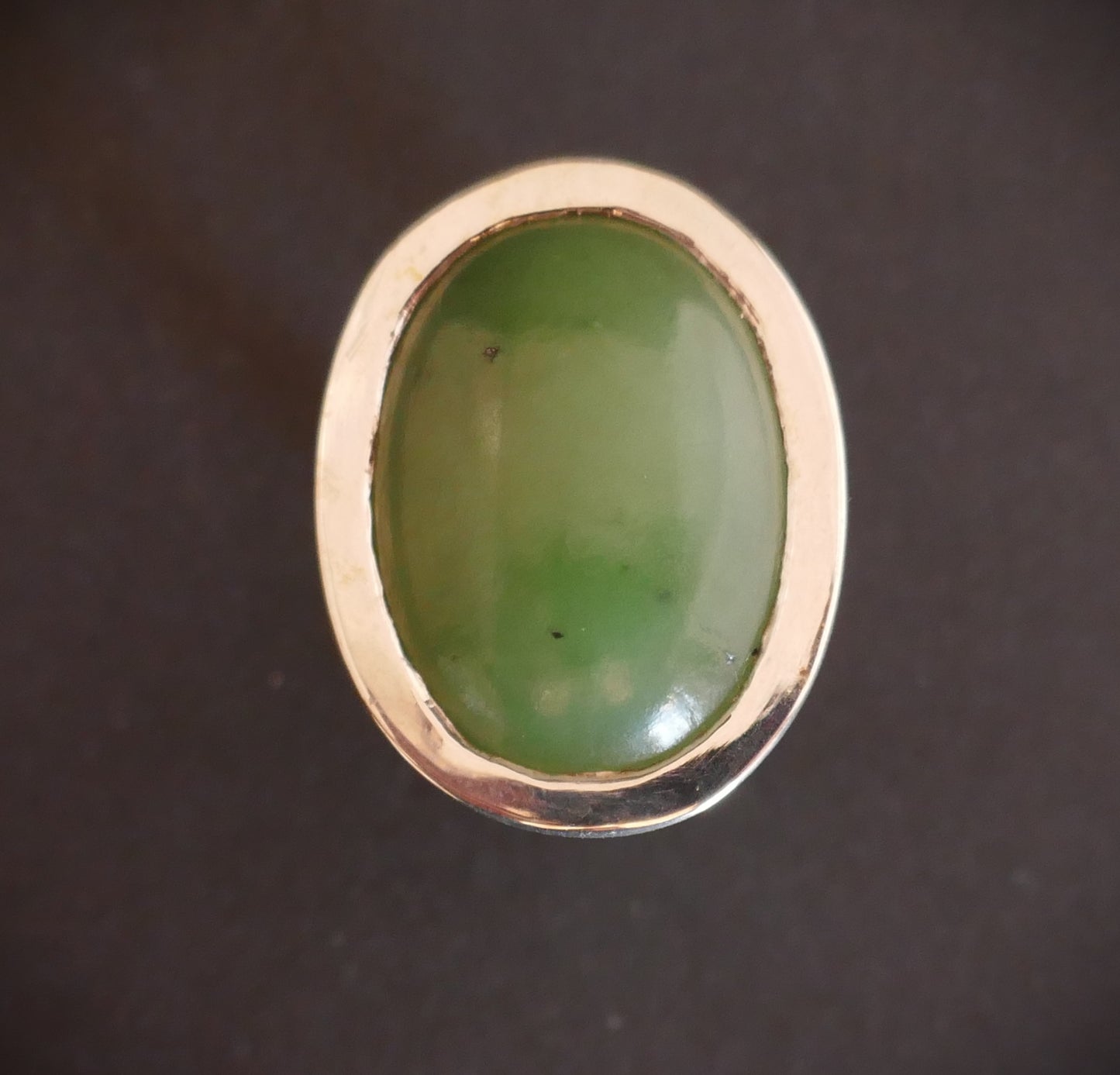 Importante bague sertie d'un cabochon de jade