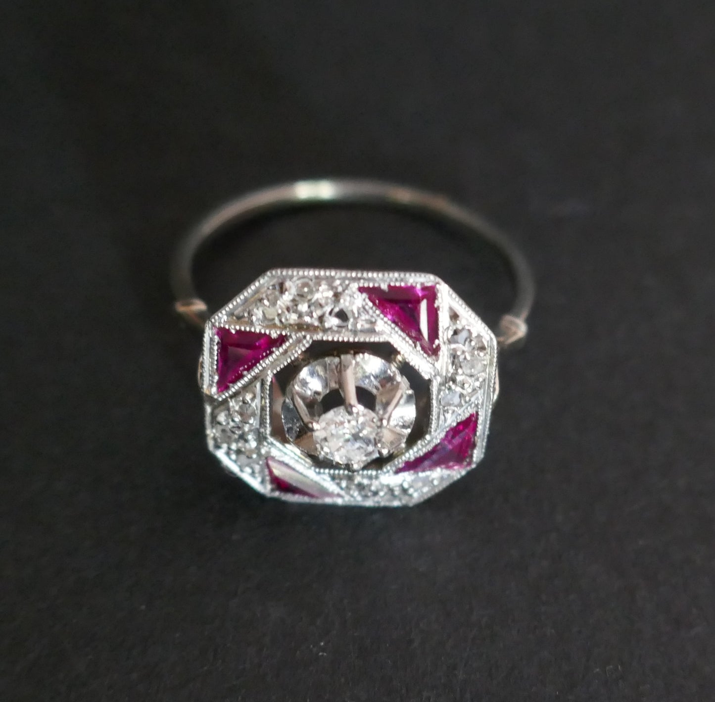 Bague Art Déco Diamants Et Rubis Calibrés