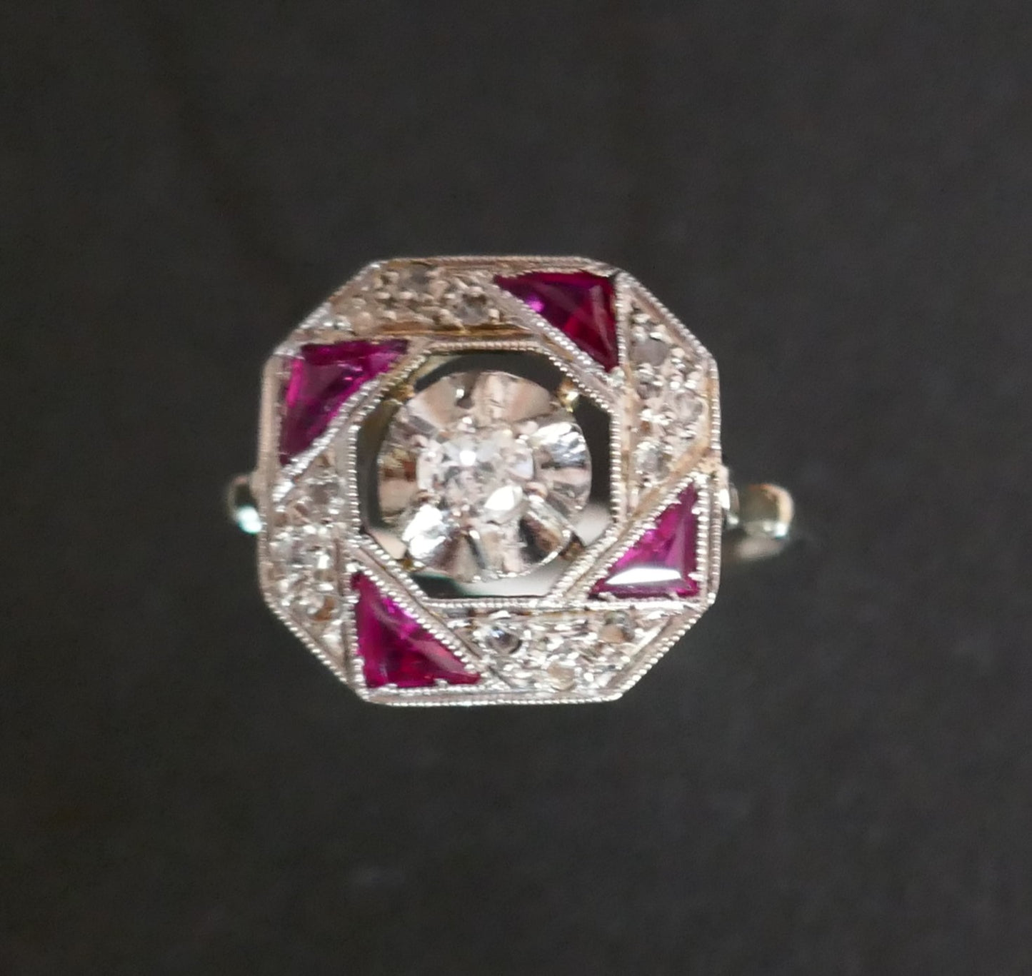 Bague Art Déco Diamants Et Rubis Calibrés