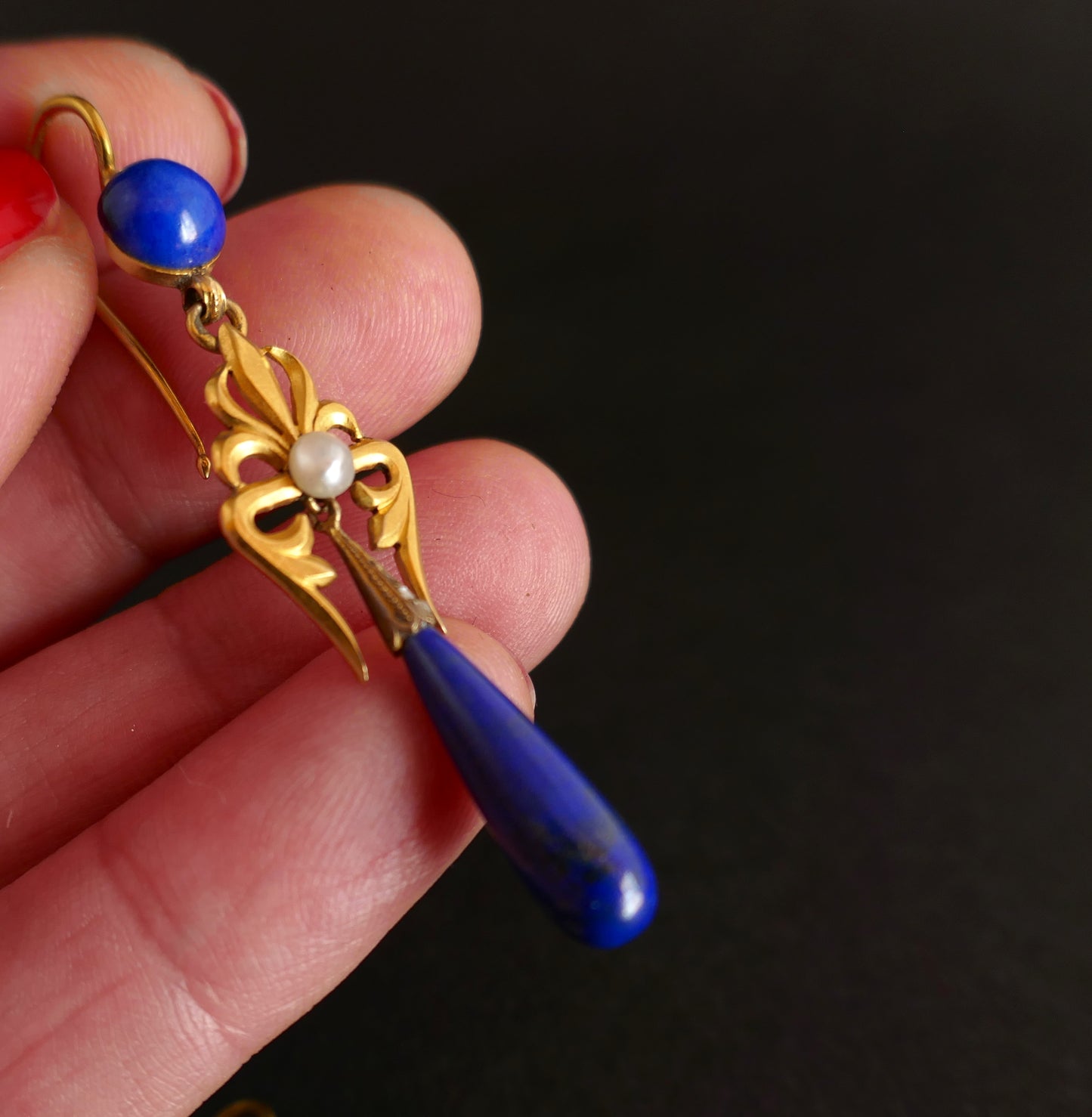 Paire de pendants d'oreilles Art Déco perles, lapis lazuli et diamants taille rose, vers 1920