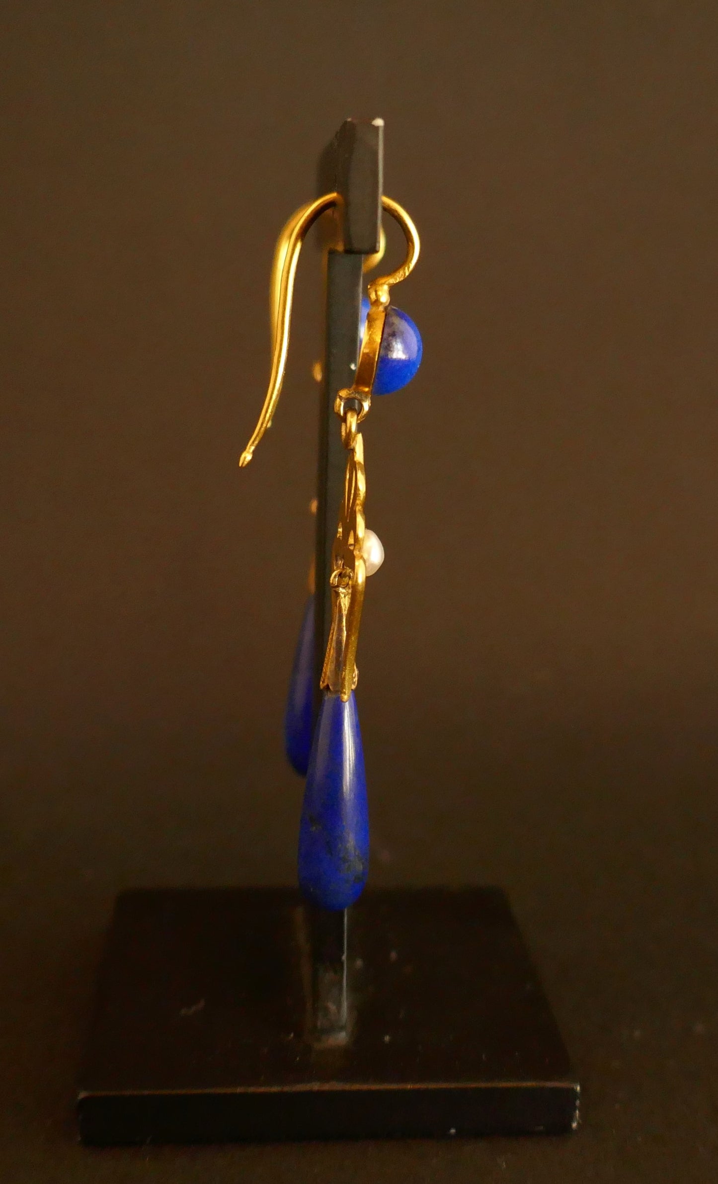 Paire de pendants d'oreilles Art Déco perles, lapis lazuli et diamants taille rose, vers 1920
