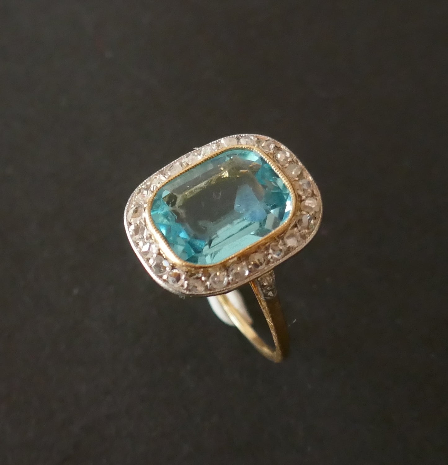 Bague ancienne sertie d'une pierre bleue et diamants