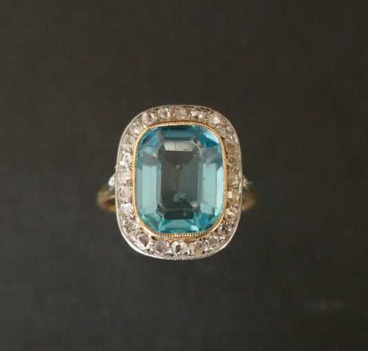Bague ancienne sertie d'une pierre bleue et diamants