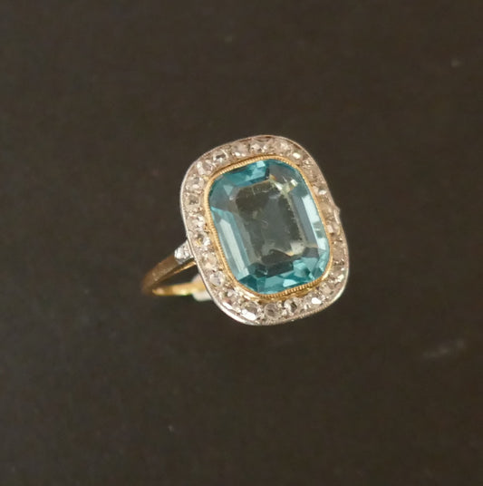 Bague ancienne sertie d'une pierre bleue et diamants