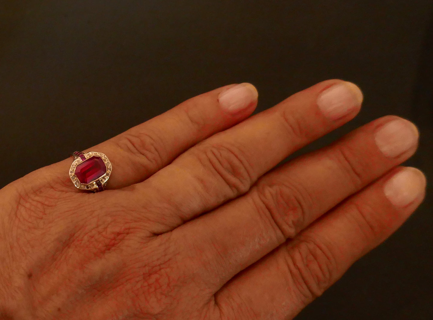 Bague Art Déco, rubis verneuil et diamants