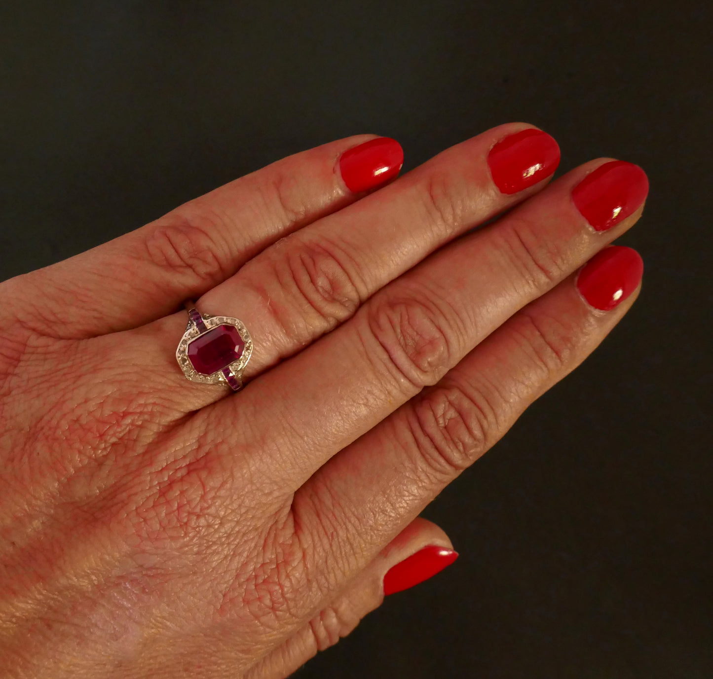Bague Art Déco, rubis verneuil et diamants