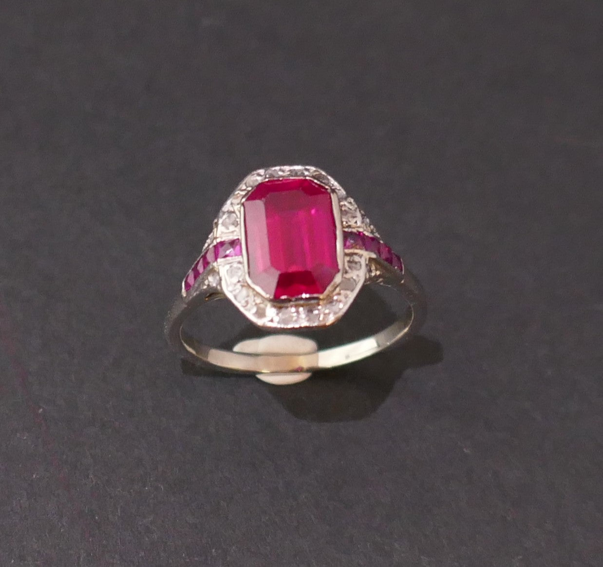 Bague Art Déco, rubis verneuil et diamants
