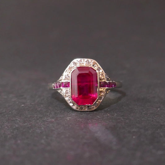 Bague Art Déco, rubis verneuil et diamants
