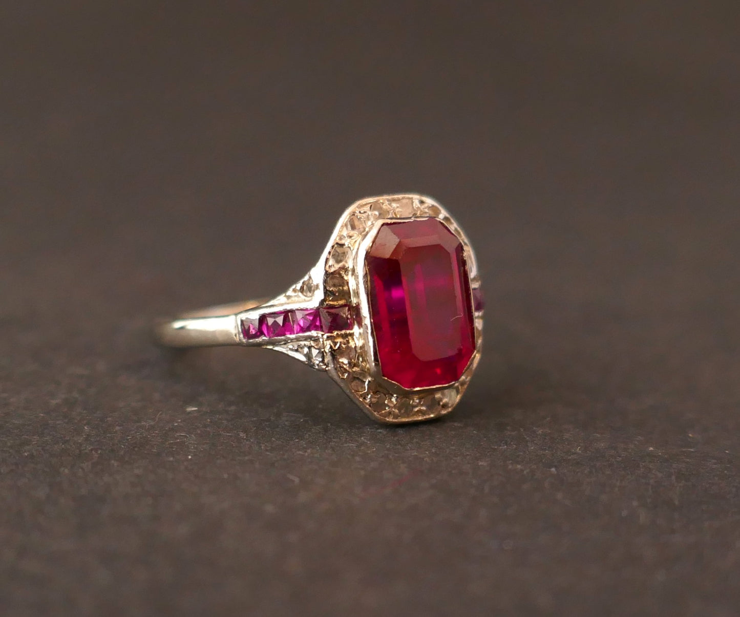 Bague Art Déco, rubis verneuil et diamants