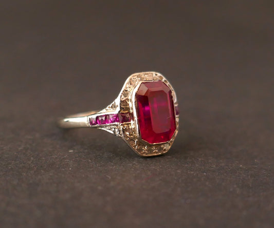 Bague Art Déco, rubis verneuil et diamants