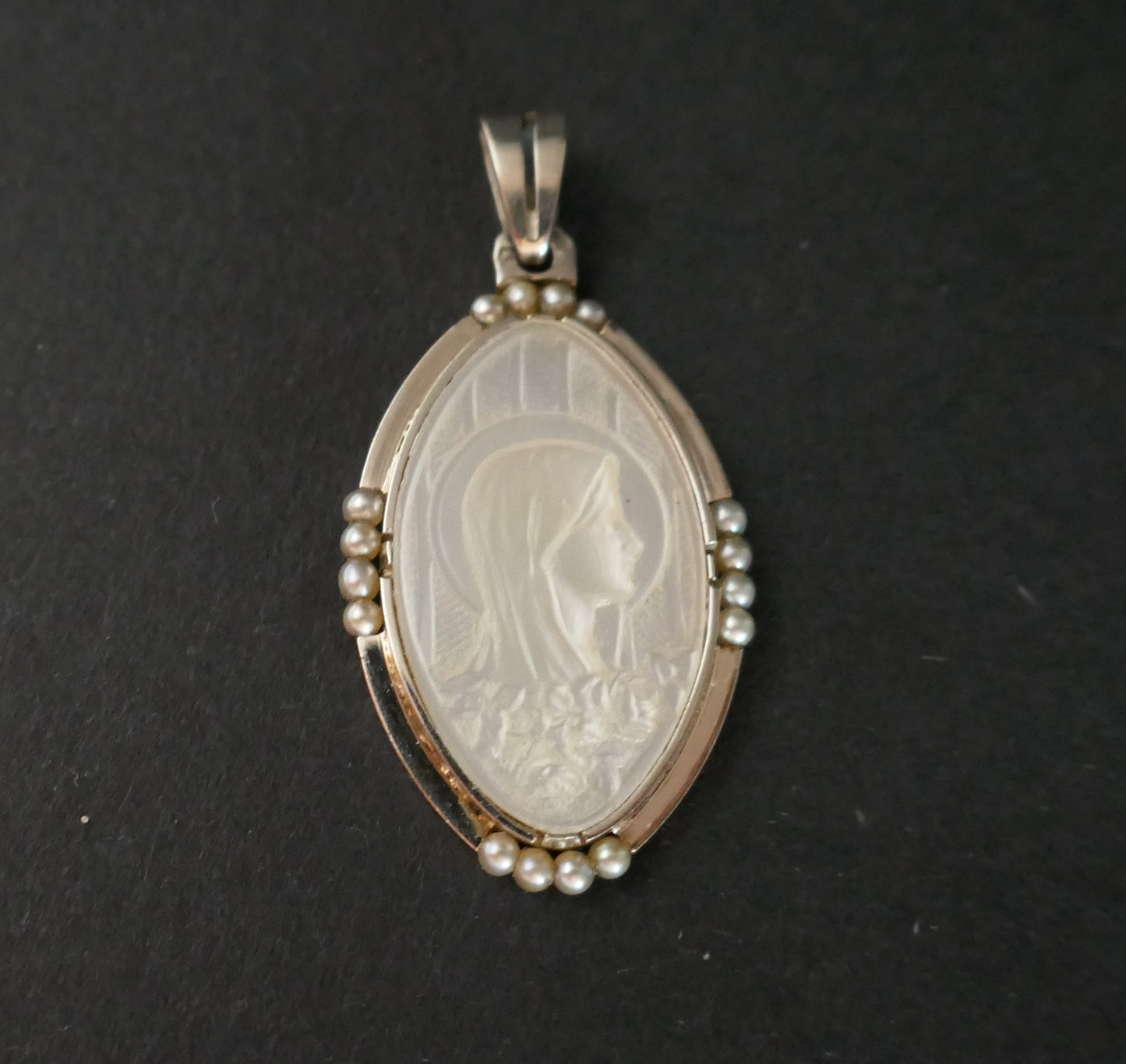 Médaille Ancienne En Nacre Et Perles Fines