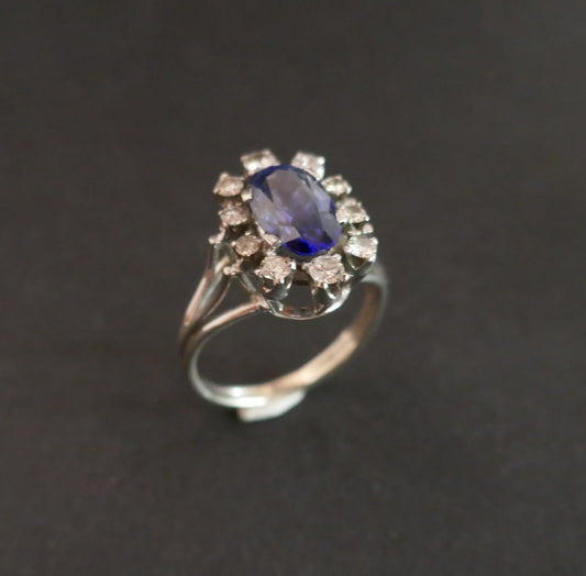 Bague Saphir Entourage Diamants, Or Blanc 18 Carats.