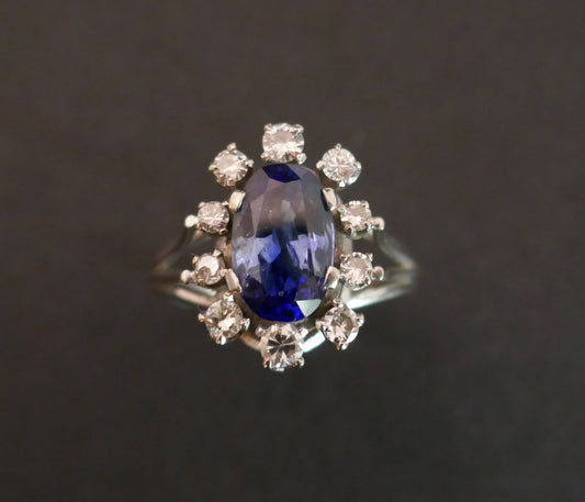 Bague Saphir Entourage Diamants, Or Blanc 18 Carats.