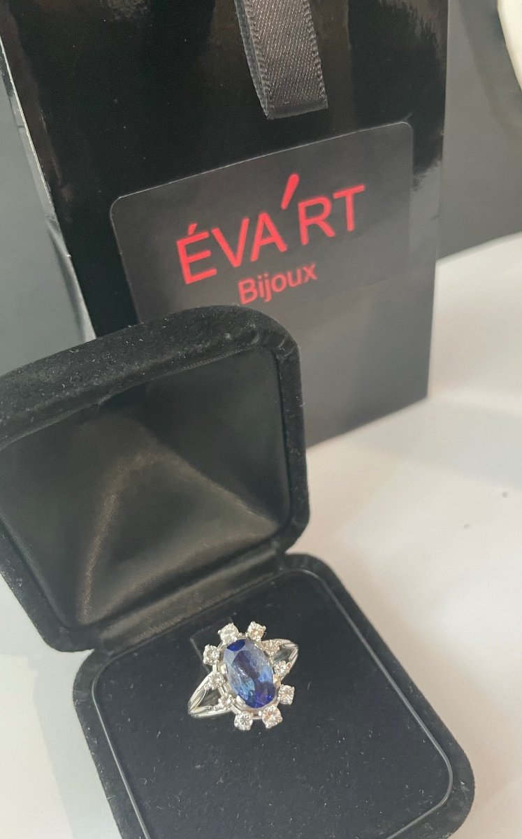Bague Saphir Entourage Diamants, Or Blanc 18 Carats.