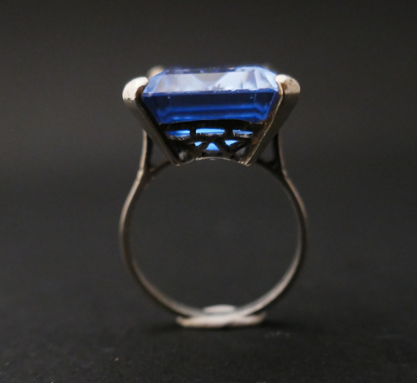 Bague Sertie d'Un Important Spinelle de synthèse, Monture En Argent